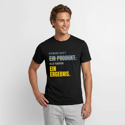 "Niemand kauft ein Produkt. Alle kaufen ein Ergebnis." Motiv-T-Shirt für Männer, Farbe Schwarz, Model