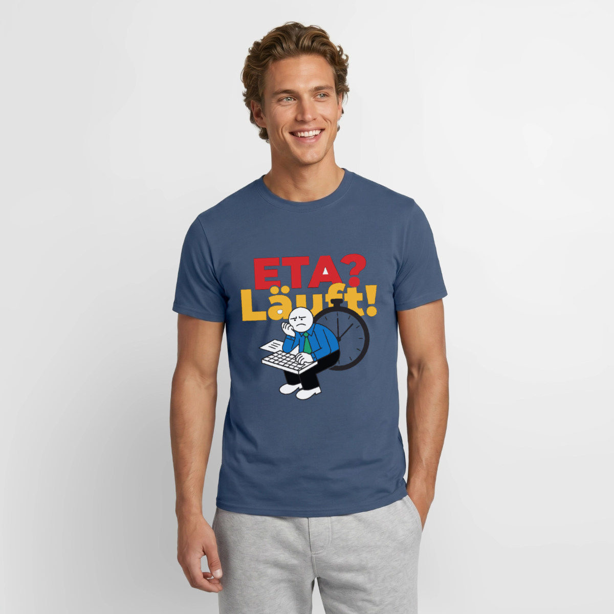 "ETA? Läuft! Strichfiguren-Motiv" Motiv-T-Shirt für Männer, Farbe Dunkles Denimblau