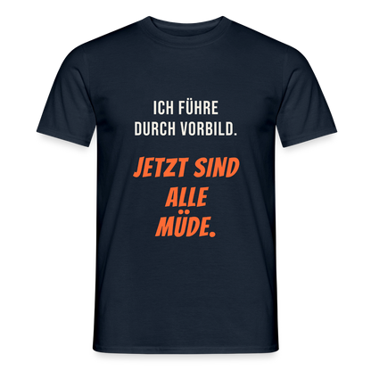 Ich führe durch Vorbild. Jetzt sind alle müde. Motiv-T-Shirt für Männer, Farbe Navy
