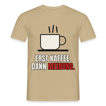 "Erst Kaffee. Dann Meinung." Motiv-T-Shirt für Männer, Farbe Sandbeige