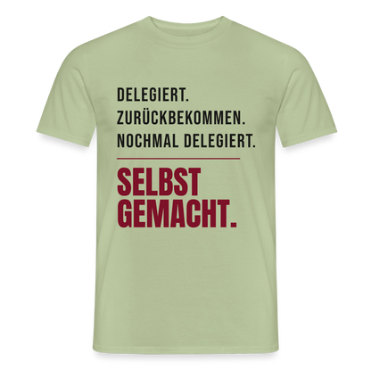 Delegiert. Zurückbekommen. Nochmal delegiert. Selbst gemacht. Motiv-T-Shirt für Männer, Farbe Sage