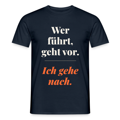 Wer führt, geht vor. Ich gehe nach. Motiv-T-Shirt für Männer, Farbe Navy