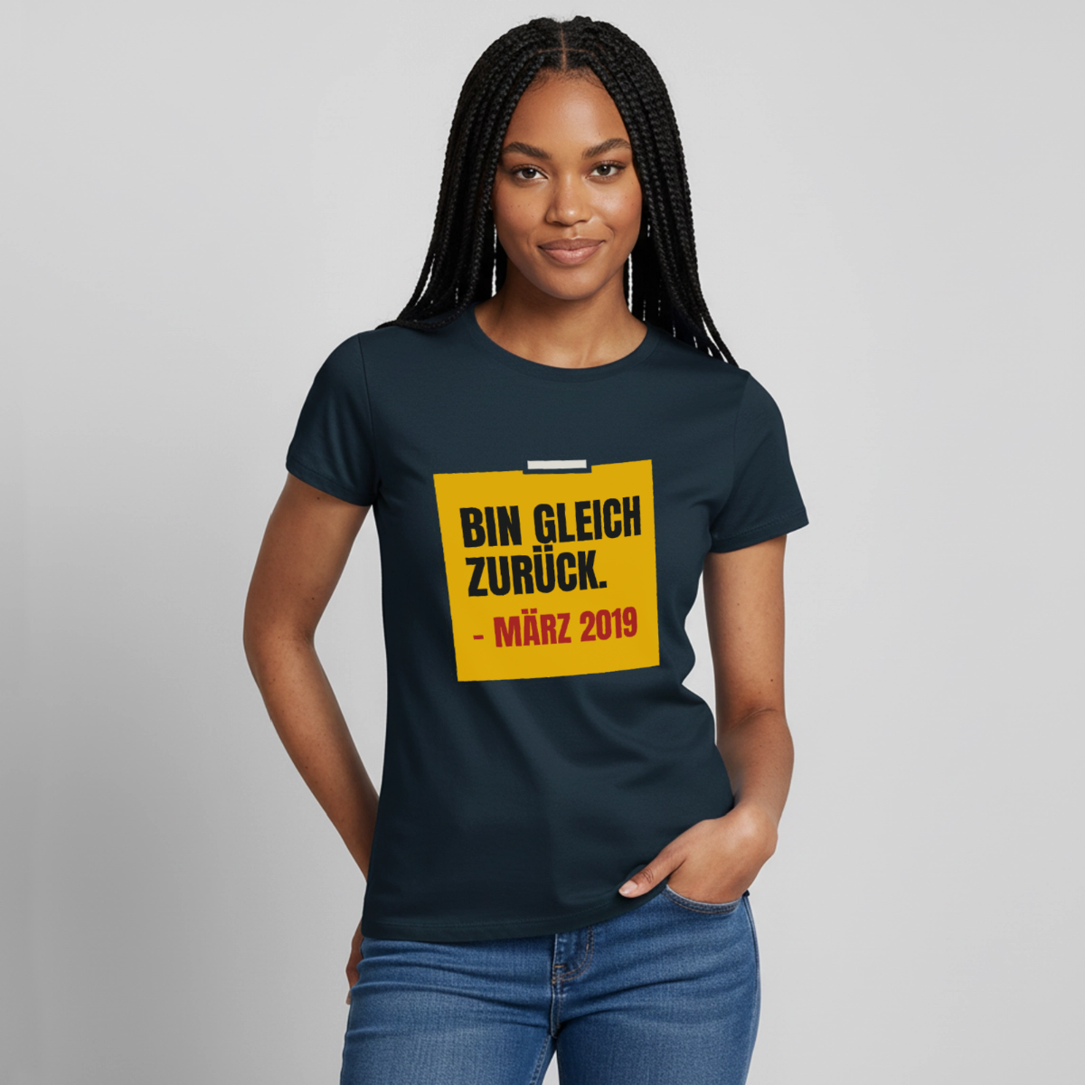 "Bin gleich zurück. März 2019" Motiv-T-Shirt für Frauen, Farbe Navy