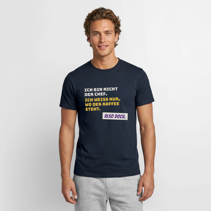 "Ich bin nicht der Chef. Ich weiß nur, wo der Kaffee steht." Motiv-T-Shirt für Männer, Farbe Navy
