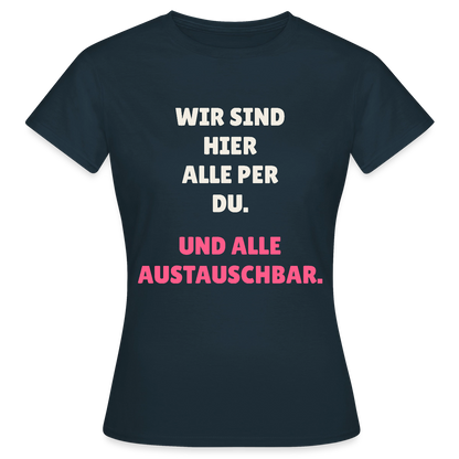 Wir sind hier alle per du. Und alle austauschbar. Motiv-T-Shirt für Frauen, Farbe Navy