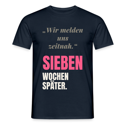 Wir melden uns zeitnah. Sieben Wochen später. Motiv-T-Shirt für Männer, Farbe Navy