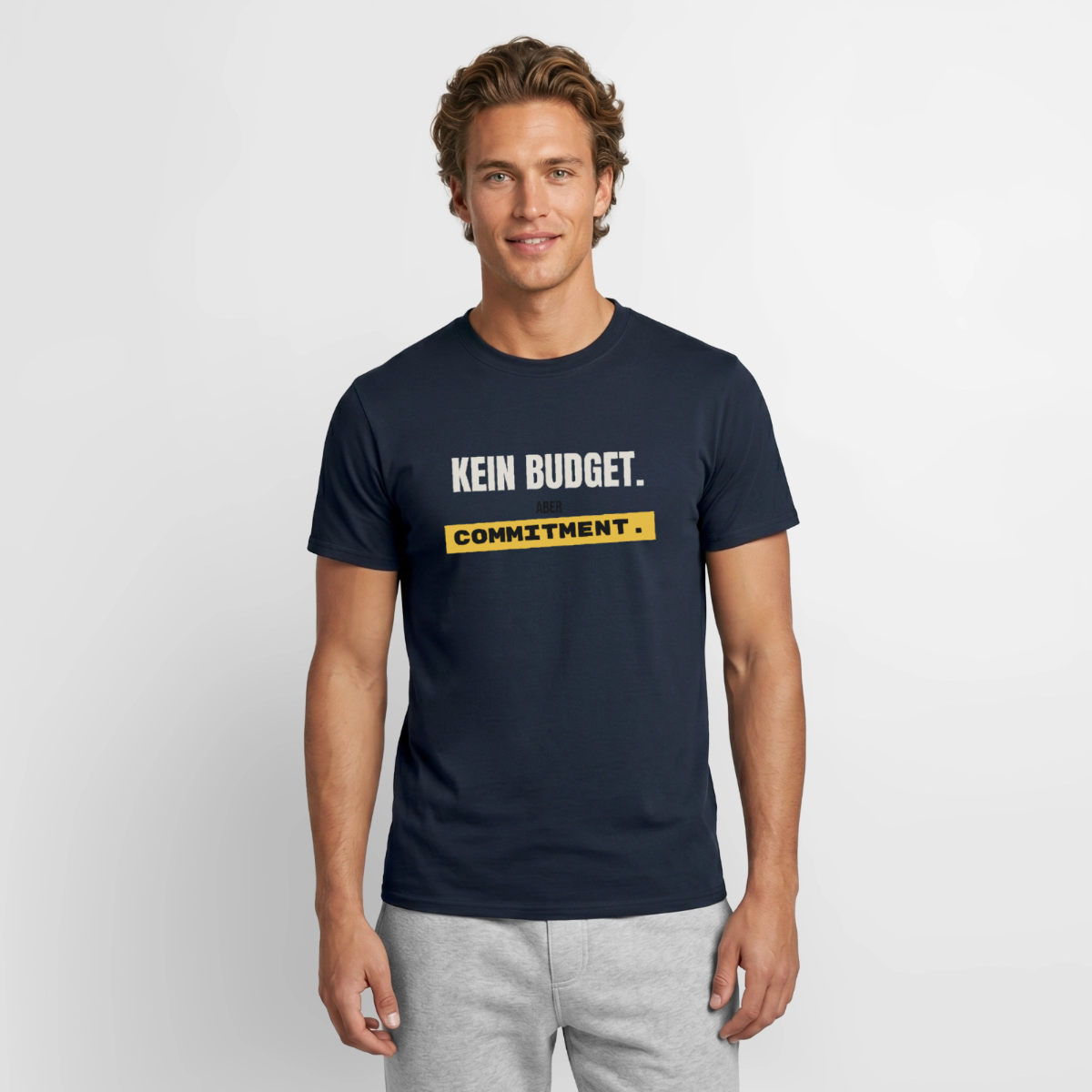 "Kein Budget. Aber Commitment." Motiv-T-Shirt für Männer, Farbe Navy