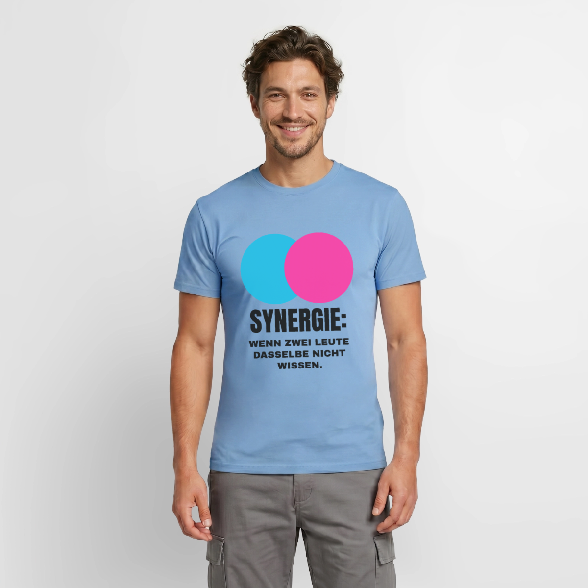 Synergie: Wenn zwei Leute dasselbe nicht wissen. Motiv-T-Shirt für Männer, Farbe Carolina Blue, Model