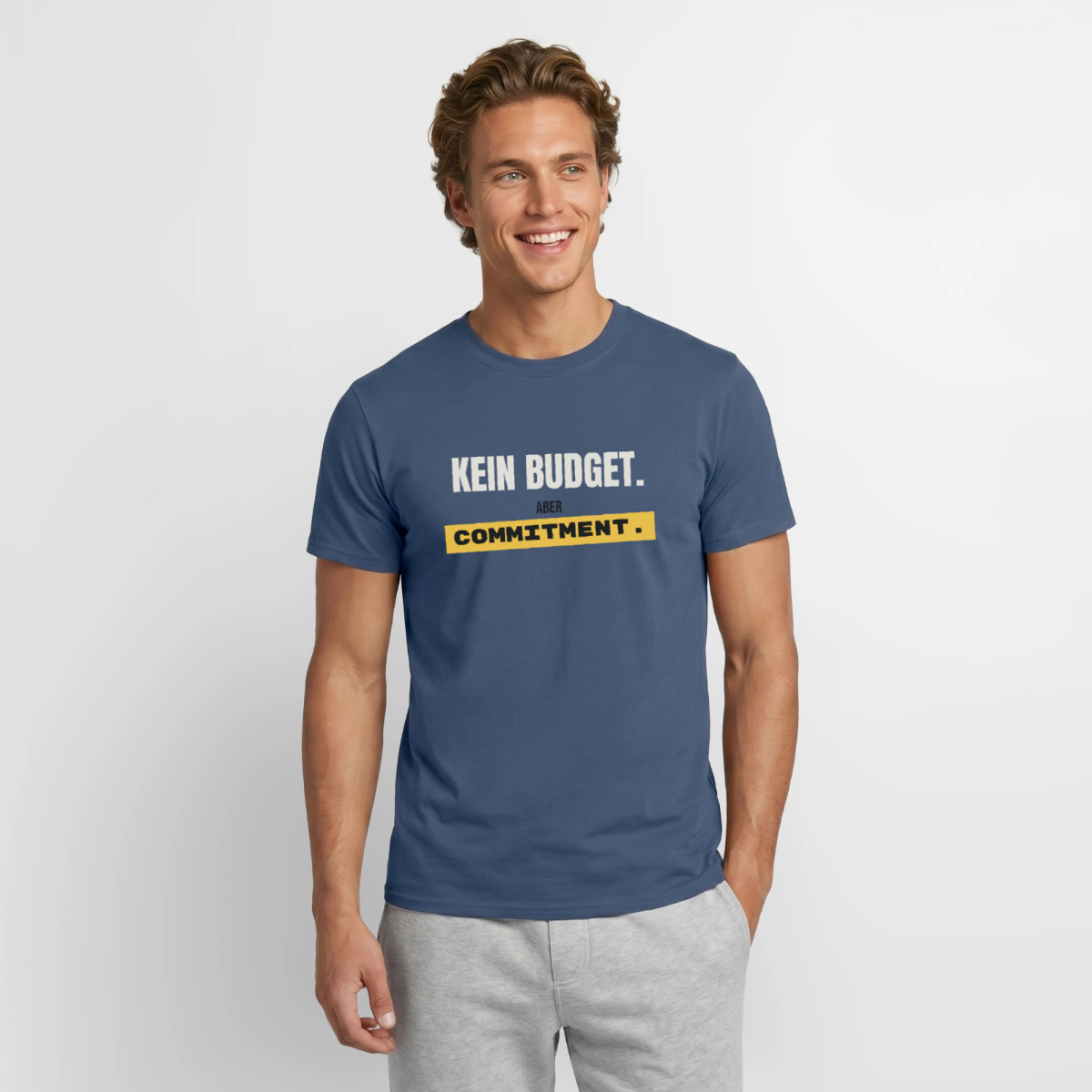 "Kein Budget. Aber Commitment." Motiv-T-Shirt für Männer, Farbe Dunkles Denimblau