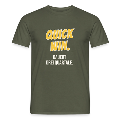 Quick Win. Dauert drei Quartale. Motiv-T-Shirt für Männer, Farbe Militärgrün