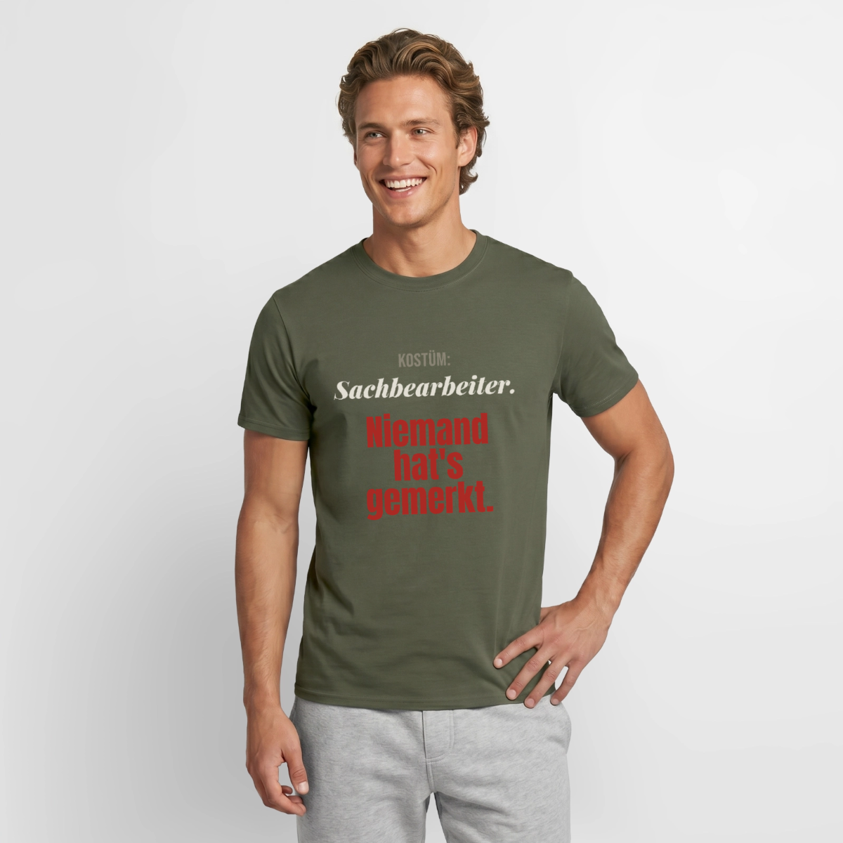 "Kostüm: Sachbearbeiter. Niemand hat's gemerkt." Motiv-T-Shirt für Männer, Farbe Militärgrün