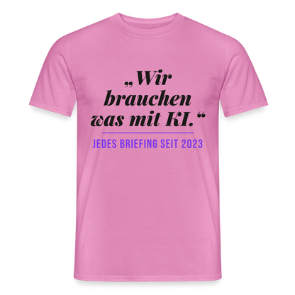 Wir brauchen was mit KI. Jedes Briefing seit 2023. Motiv-T-Shirt für Männer, Farbe Pink