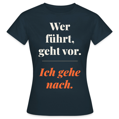 Wer führt, geht vor. Ich gehe nach. Motiv-T-Shirt für Frauen, Farbe Navy