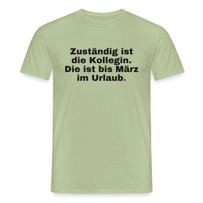 "Zuständig ist die Kollegin. Die ist bis März im Urlaub." Motiv-T-Shirt für Männer, Farbe Sage