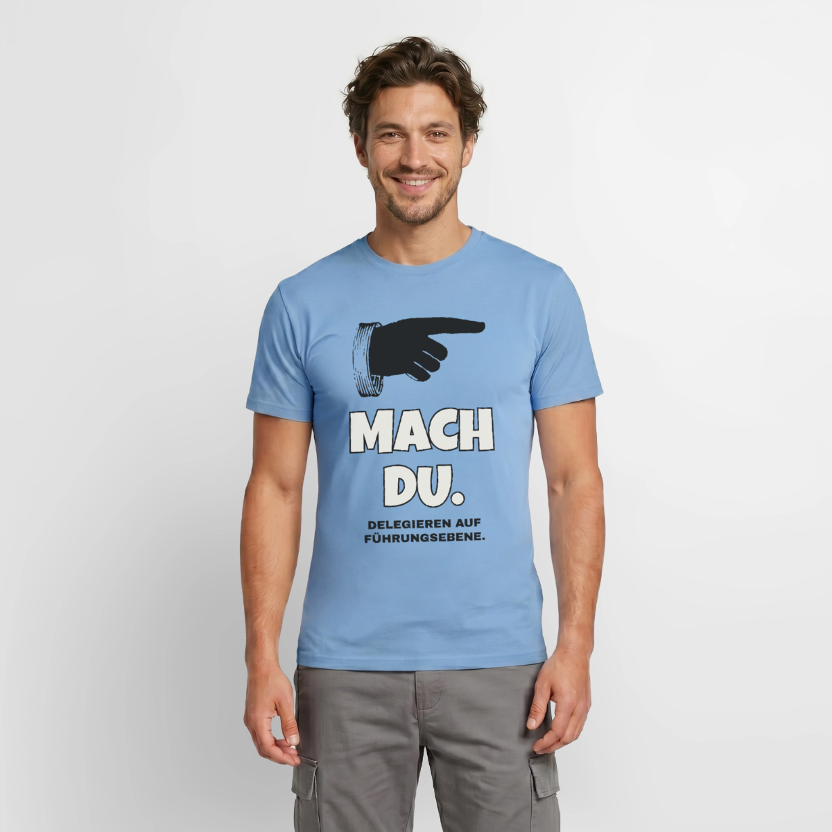 Mach du. Delegieren auf Führungsebene. Motiv-T-Shirt für Männer, Farbe Carolina Blue, Model