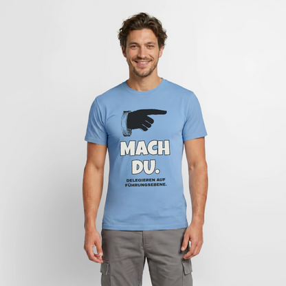 Mach du. Delegieren auf Führungsebene. Motiv-T-Shirt für Männer, Farbe Carolina Blue, Model