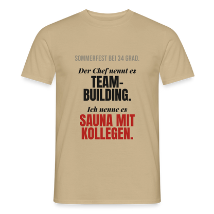"Der Chef nennt es Teambuilding. Ich nenne es Sauna mit Kollegen." Motiv-T-Shirt für Männer, Farbe Sandbeige