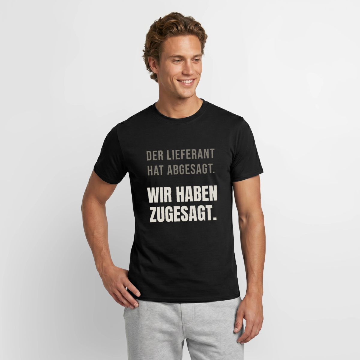 "Der Lieferant hat abgesagt. Wir haben zugesagt." Motiv-T-Shirt für Männer, Farbe Schwarz, Model