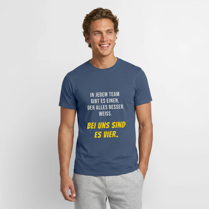 "In jedem Team gibt es einen, der alles besser weiß. Bei uns sind es vier." Motiv-T-Shirt für Männer, Farbe Dunkles Denimblau