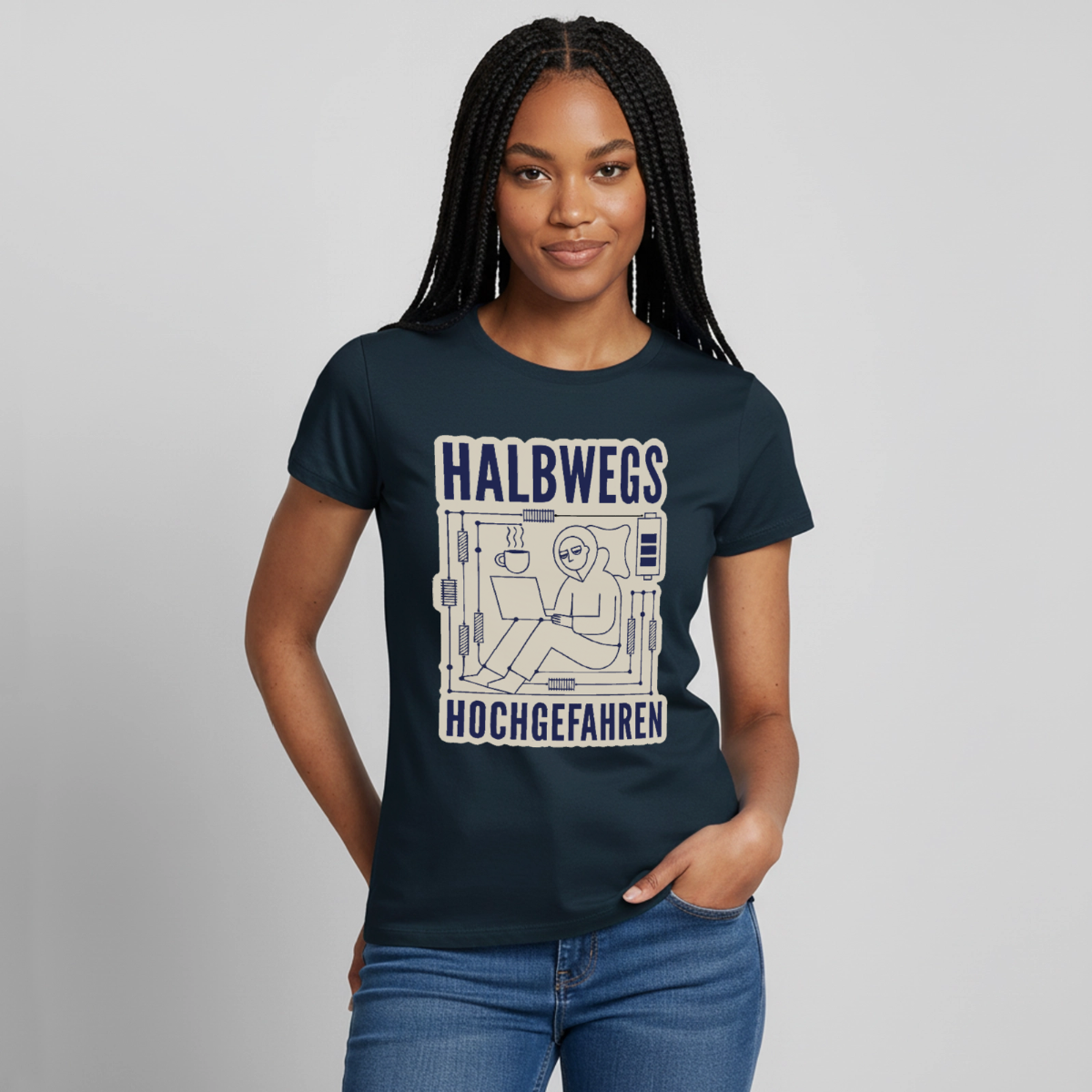 Halbwegs hochgefahren. Motiv-T-Shirt für Frauen, Farbe Navy, Model