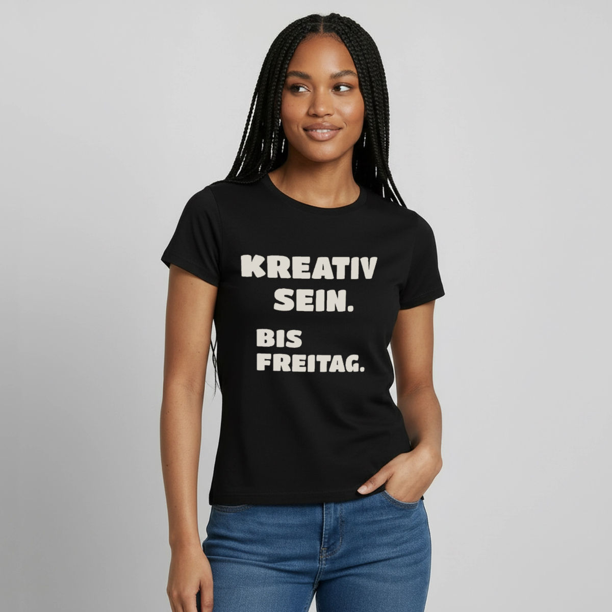 "Kreativ sein. Bis Freitag." Motiv-T-Shirt für Frauen, Farbe Schwarz, Model