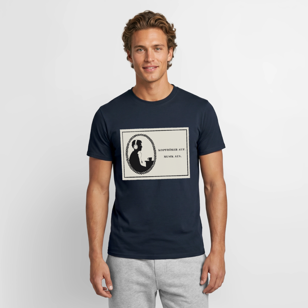 Kopfhörer auf. Musik aus. Motiv-T-Shirt für Männer, Farbe Navy, Model