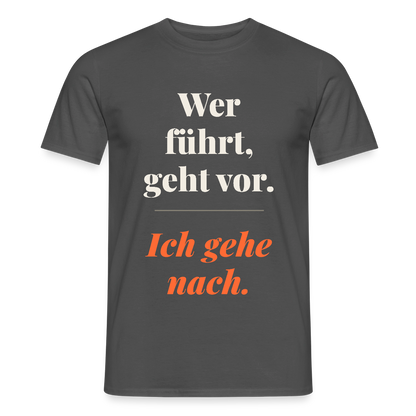 Wer führt, geht vor. Ich gehe nach. Motiv-T-Shirt für Männer, Farbe Anthrazit