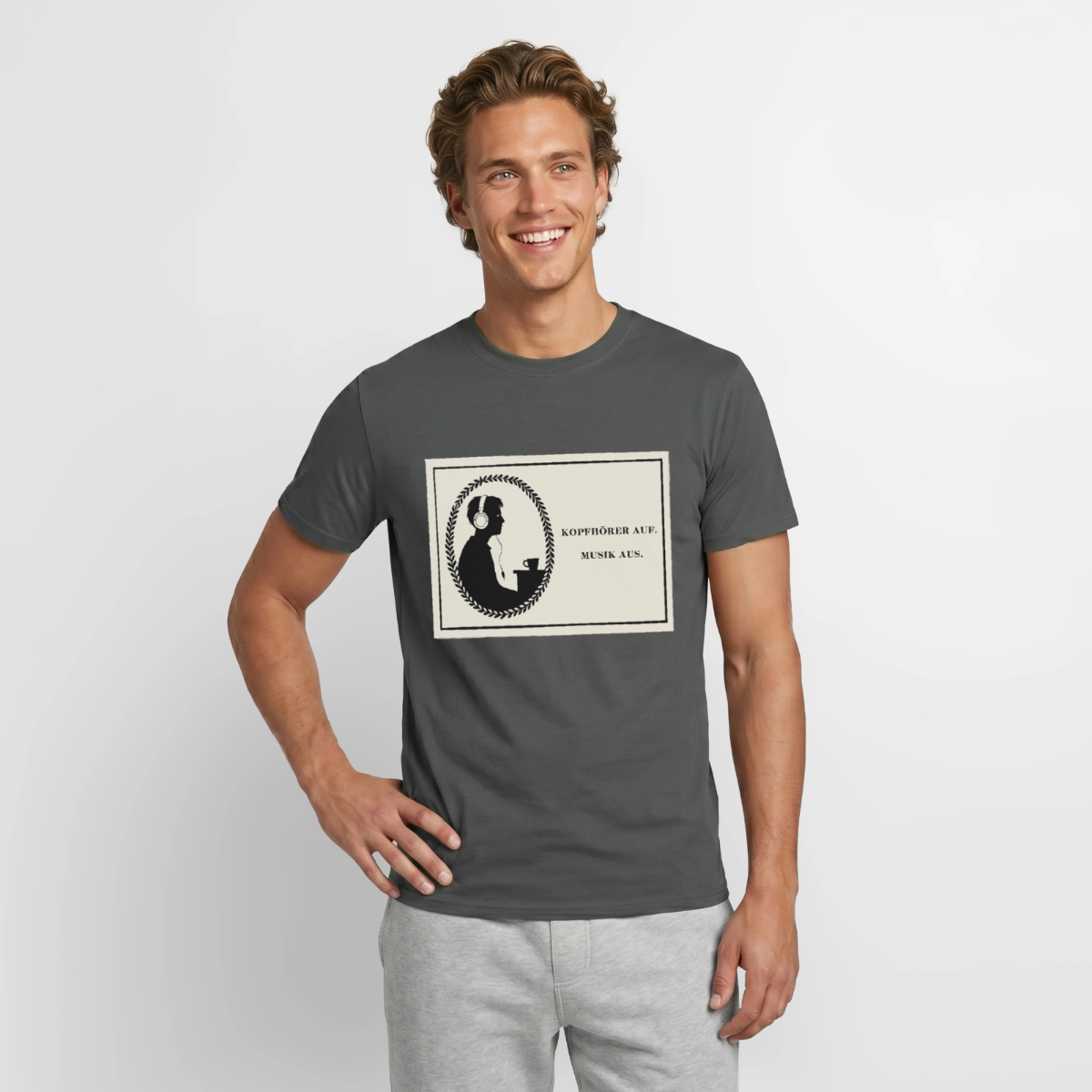 Kopfhörer auf. Musik aus. Motiv-T-Shirt für Männer, Farbe Anthrazit, Model