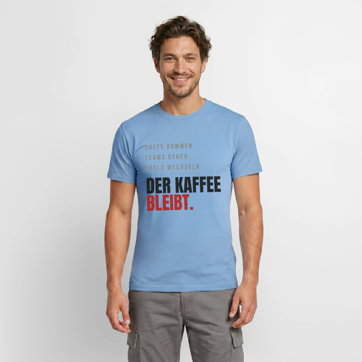 Chefs kommen, Teams gehen, Tools wechseln. Der Kaffee bleibt. Motiv-T-Shirt für Männer, Farbe Carolina Blue, Model