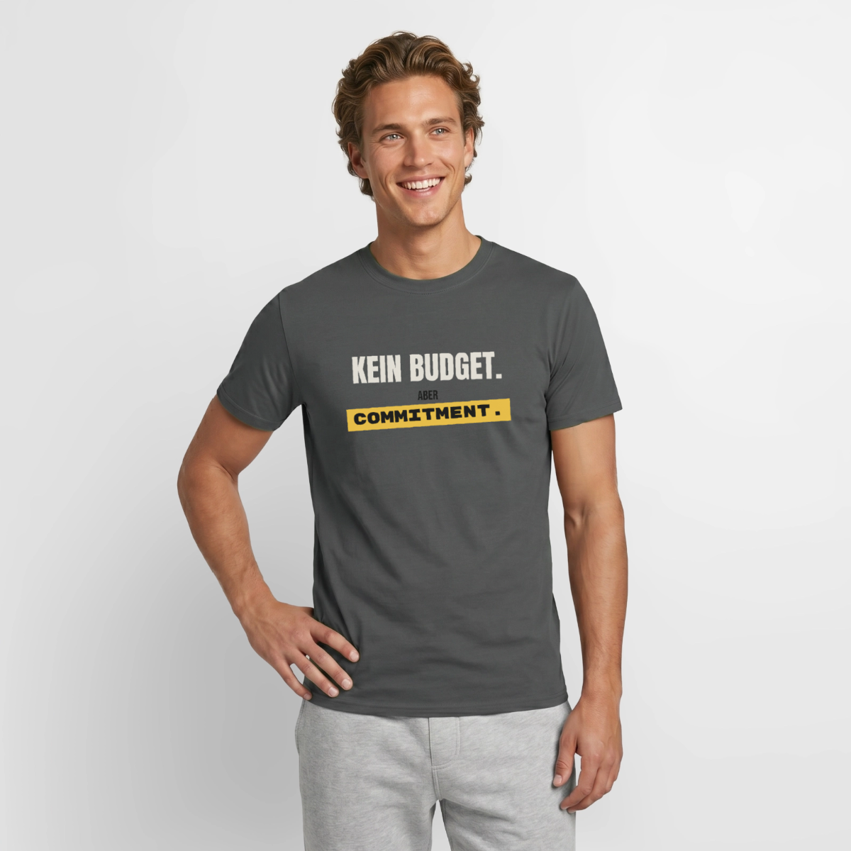 "Kein Budget. Aber Commitment." Motiv-T-Shirt für Männer, Farbe Anthrazit