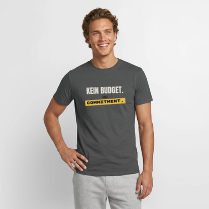"Kein Budget. Aber Commitment." Motiv-T-Shirt für Männer, Farbe Anthrazit