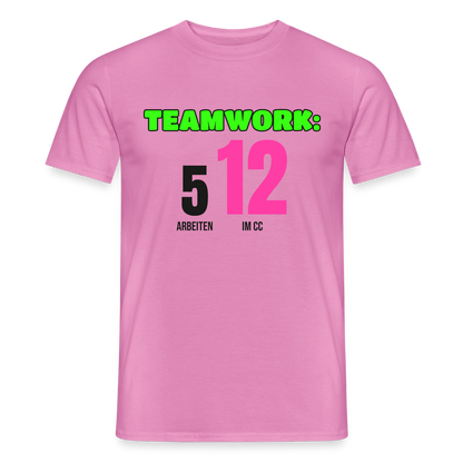 "Teamwork: 5 arbeiten, 12 im CC" Motiv-T-Shirt für Männer, Farbe Pink
