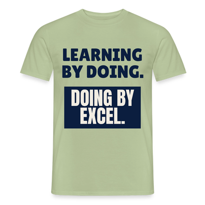 "Learning by doing. Doing by Excel." Motiv-T-Shirt für Männer, Farbe Sage