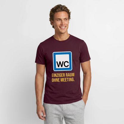 "WC: einziger Raum ohne Meeting. Schild-Motiv" Motiv-T-Shirt für Männer, Farbe Ziegelrot