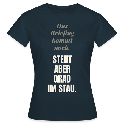Das Briefing kommt noch. Steht aber grad im Stau. Motiv-T-Shirt für Frauen, Farbe Navy