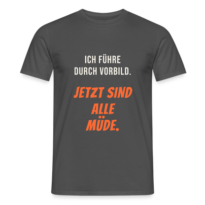 Ich führe durch Vorbild. Jetzt sind alle müde. Motiv-T-Shirt für Männer, Farbe Anthrazit