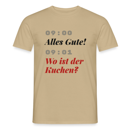 "09:00 Alles Gute! 09:01 Wo ist der Kuchen?" Motiv-T-Shirt für Männer, Farbe Sandbeige