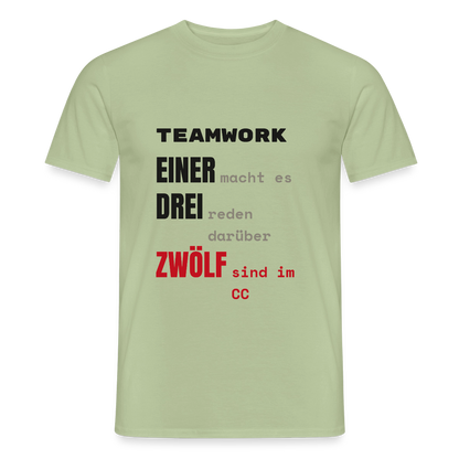"Teamwork: einer macht es, drei reden darüber, zwölf sind im CC" Motiv-T-Shirt für Männer, Farbe Sage