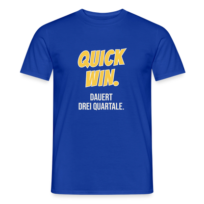Quick Win. Dauert drei Quartale. Motiv-T-Shirt für Männer, Farbe Dunkelblau