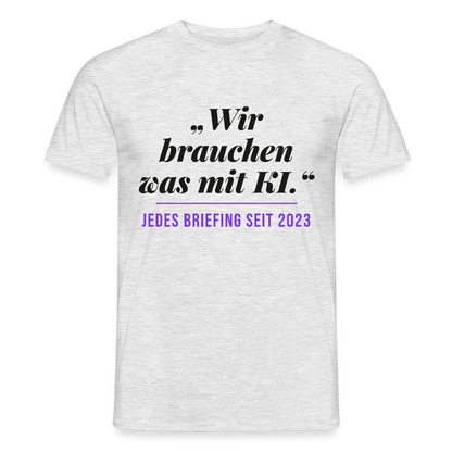 Wir brauchen was mit KI. Jedes Briefing seit 2023. Motiv-T-Shirt für Männer, Farbe Grau meliert