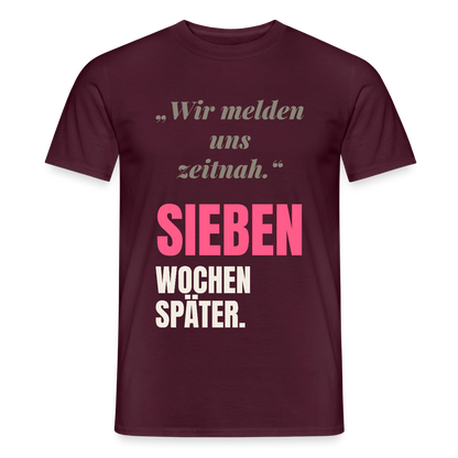 Wir melden uns zeitnah. Sieben Wochen später. Motiv-T-Shirt für Männer, Farbe Ziegelrot