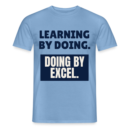 "Learning by doing. Doing by Excel." Motiv-T-Shirt für Männer, Farbe Carolina Blue