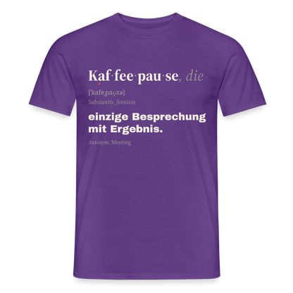 "Kaffeepause, die: einzige Besprechung mit Ergebnis." Motiv-T-Shirt für Männer, Farbe Lila