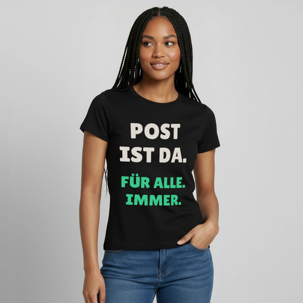 "Post ist da. Für alle. Immer." Motiv-T-Shirt für Frauen, Farbe Schwarz, Model