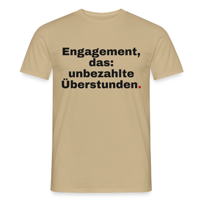 "Engagement, das: unbezahlte Überstunden." Motiv-T-Shirt für Männer, Farbe Sandbeige