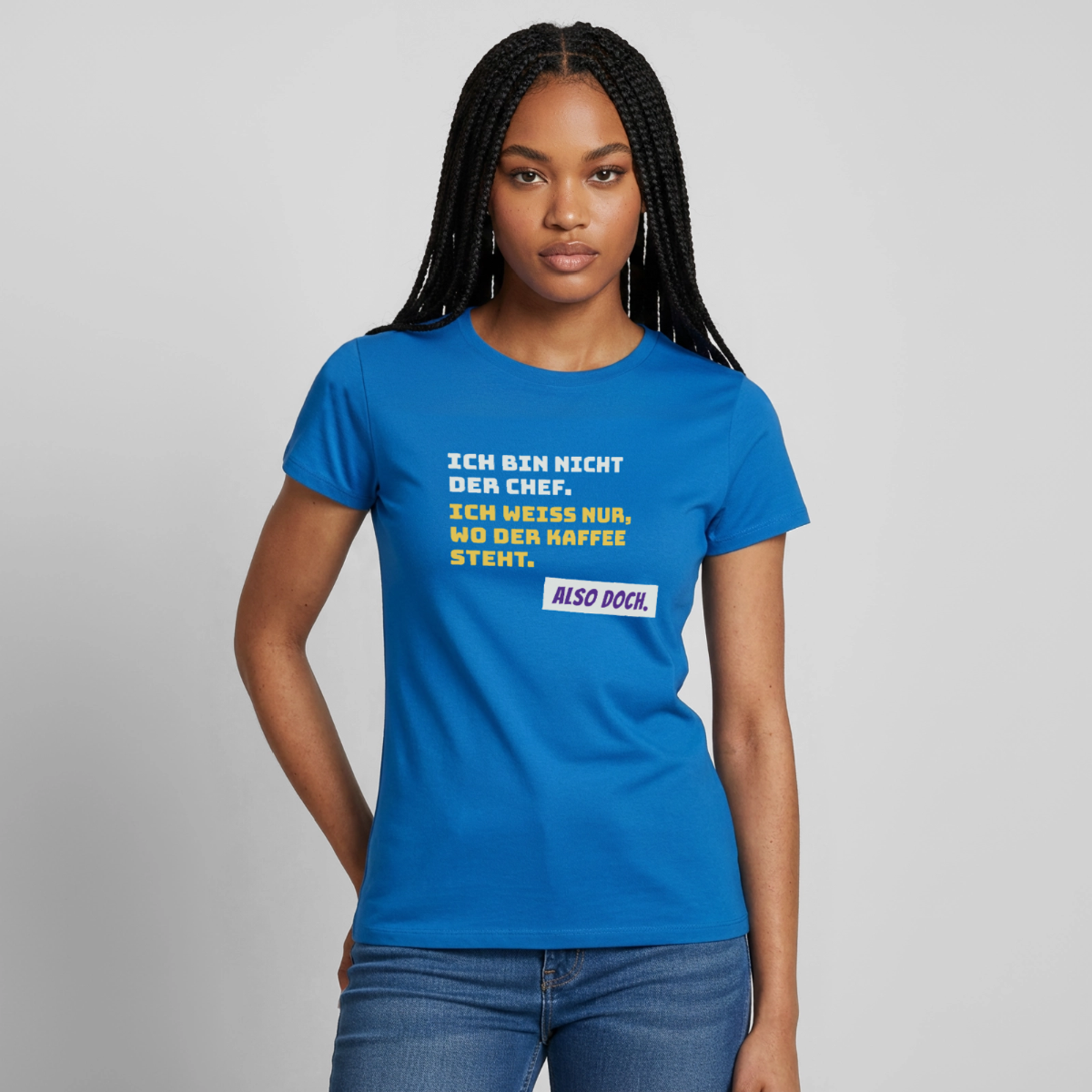 "Ich bin nicht der Chef. Ich weiß nur, wo der Kaffee steht." Motiv-T-Shirt für Frauen, Farbe Royalblau
