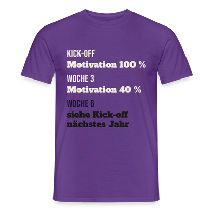 "Kick-off: Motivation 100 %. Woche 3: 40 %. Woche 6: siehe Kick-off nächstes Jahr" Motiv-T-Shirt für Männer, Farbe Lila