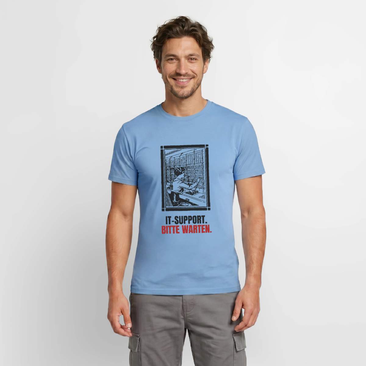 IT-Support. Bitte warten. Motiv-T-Shirt für Männer, Farbe Carolina Blue, Model