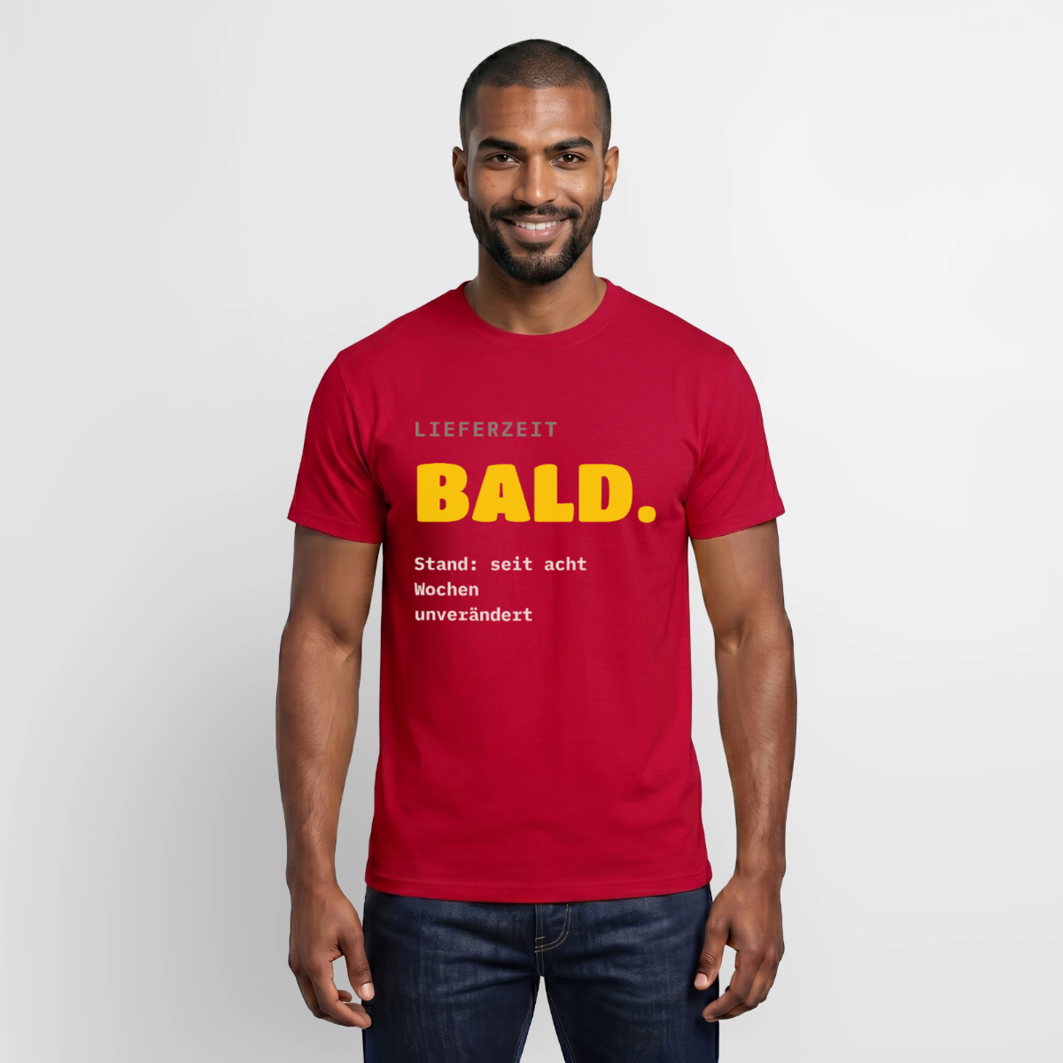 "Lieferzeit: bald. Stand: seit acht Wochen unverändert." Motiv-T-Shirt für Männer, Farbe Rot