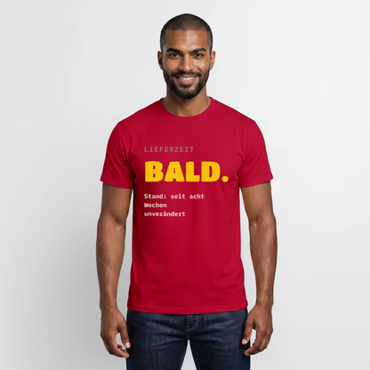 "Lieferzeit: bald. Stand: seit acht Wochen unverändert." Motiv-T-Shirt für Männer, Farbe Rot